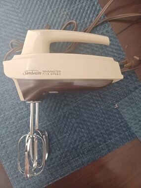 Sunbeam Mixmaster Five Speed Hand Mixer in Cream and Brown